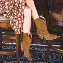 BAILEY 60 - Gamuza Oro Viejo Regina Romero Zapato Bota Botin Tacon Bajo Para Dama En Piel -Reginaromero Fotosweb2 4