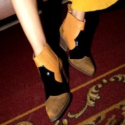 MADDIE 60 Edicion Limitada - Charol Negro Y Miel Regina Romero Zapato Bota Botin Tacon Bajo Para Dama En Piel 11 MADDIE 60 Edicion Limitada - Charol Negro Y Miel Regina Romero Zapato Bota Botin Tacon Bajo Para Dama En Piel -Reginaromero MADDIE CHAROLNEGROYMIEL