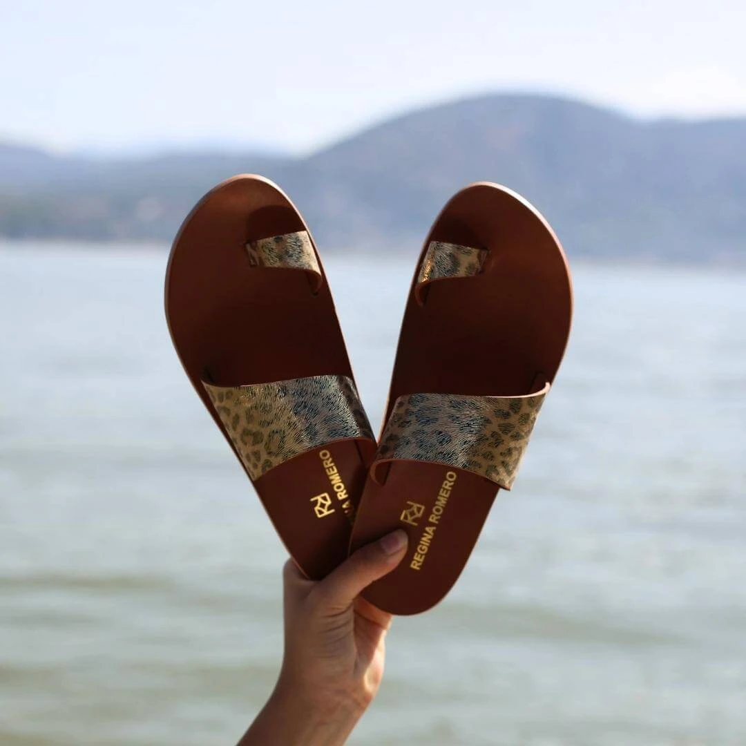 AMAYA - Oro Claro Regina Romero Resort Zapato Sandalia De Piso Para Dama En Piel 6 AMAYA - Oro Claro Regina Romero Resort Zapato Sandalia De Piso Para Dama En Piel - Imagen 4