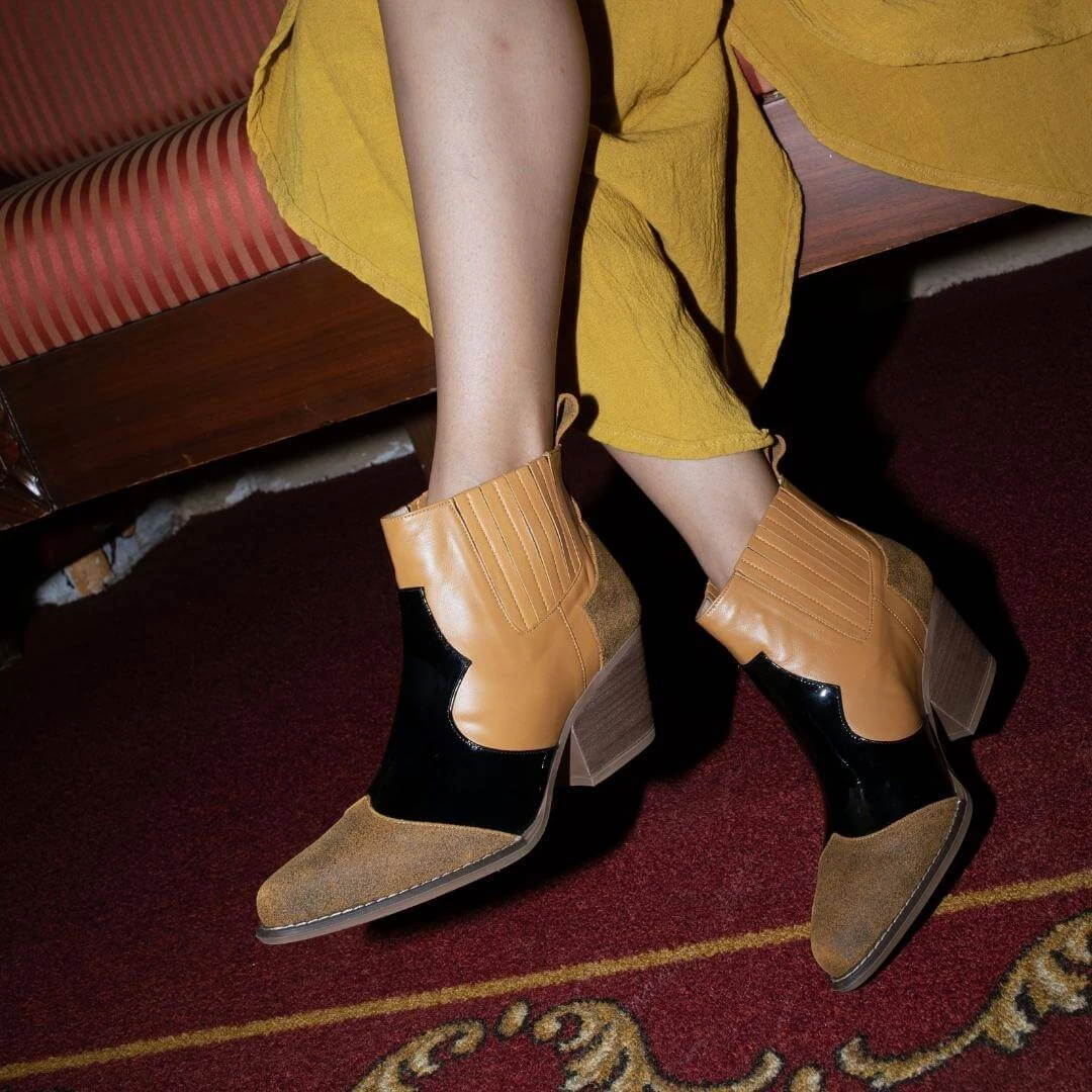 MADDIE 60 Edicion Limitada - Charol Negro Y Miel Regina Romero Zapato Bota Botin Tacon Bajo Para Dama En Piel 5 MADDIE 60 Edicion Limitada - Charol Negro Y Miel Regina Romero Zapato Bota Botin Tacon Bajo Para Dama En Piel - Imagen 3