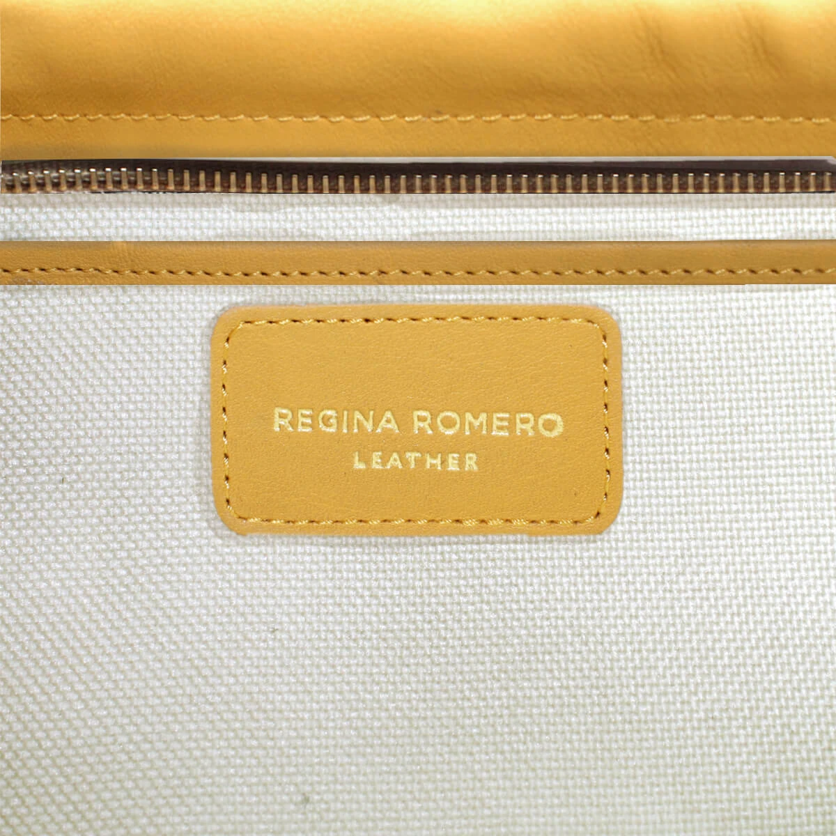 COLETTE - Mostaza Regina Romero Accesorio Bolso Para Dama En Piel 6 COLETTE - Mostaza Regina Romero Accesorio Bolso Para Dama En Piel - Imagen 4