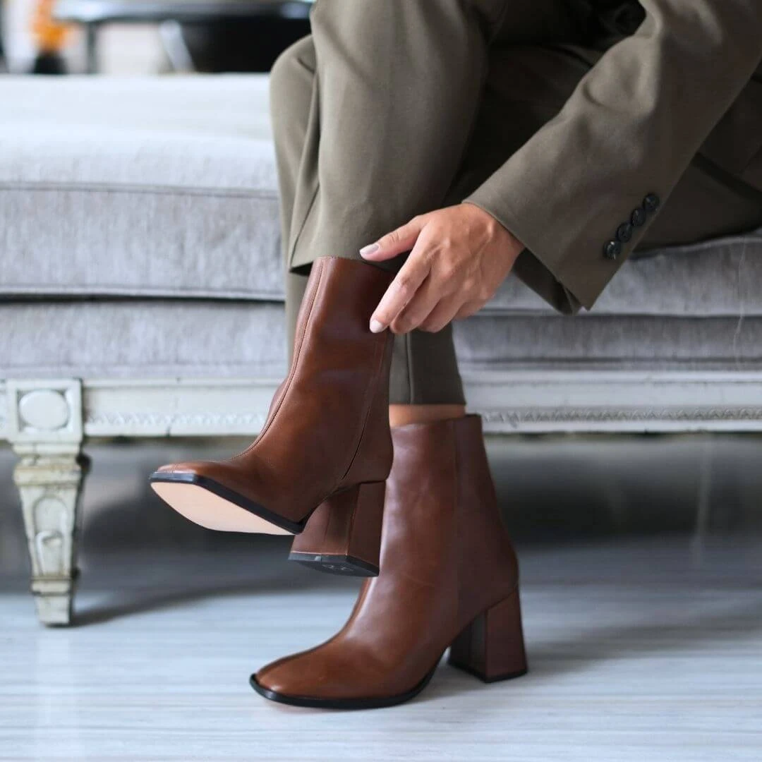 MOSCU 75 - Cafe Oscuro Regina Romero Zapato Bota Botin Tacon Alto Para Dama En Piel 4 MOSCU 75 - Cafe Oscuro Regina Romero Zapato Bota Botin Tacon Alto Para Dama En Piel - Imagen 2