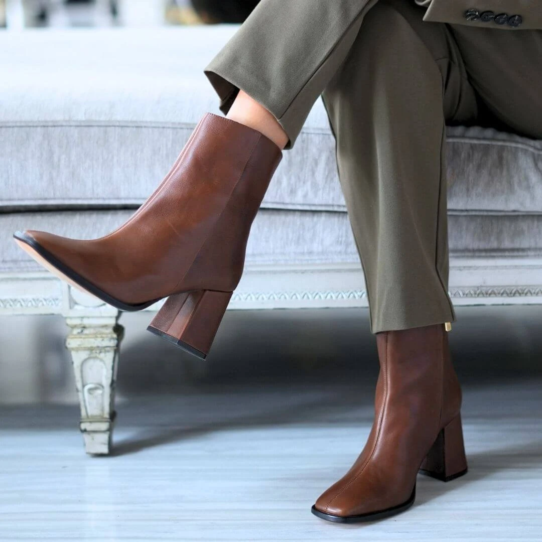 MOSCU 75 - Cafe Oscuro Regina Romero Zapato Bota Botin Tacon Alto Para Dama En Piel 5 MOSCU 75 - Cafe Oscuro Regina Romero Zapato Bota Botin Tacon Alto Para Dama En Piel - Imagen 3