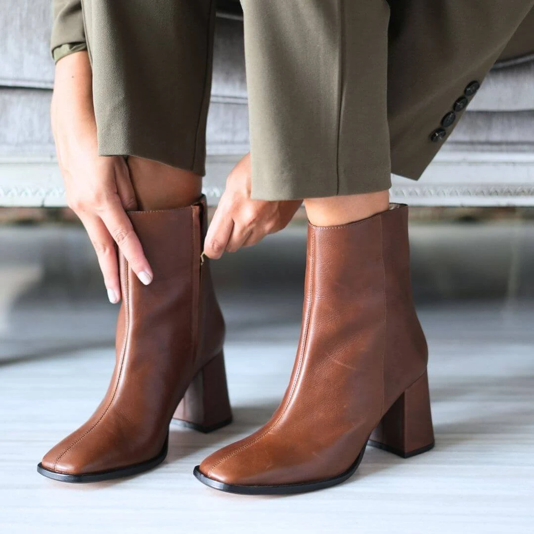 MOSCU 75 - Cafe Oscuro Regina Romero Zapato Bota Botin Tacon Alto Para Dama En Piel 6 MOSCU 75 - Cafe Oscuro Regina Romero Zapato Bota Botin Tacon Alto Para Dama En Piel - Imagen 4