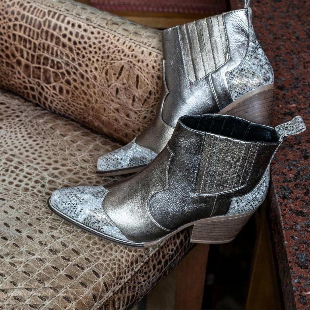 MADDIE 60 - Gris Regina Romero Zapato Bota Botin Tacon Bajo Para Dama En Piel 5 MADDIE 60 - Gris Regina Romero Zapato Bota Botin Tacon Bajo Para Dama En Piel - Imagen 3