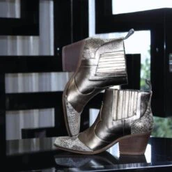 MADDIE 60 - Gris Regina Romero Zapato Bota Botin Tacon Bajo Para Dama En Piel 14 MADDIE 60 - Gris Regina Romero Zapato Bota Botin Tacon Bajo Para Dama En Piel -Reginaromero Regina Romero bota botin vaquera Maddie snake gris 9