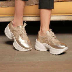 KATINA - Beige Y Dorado Regina Romero Zapato Tenis Urbano Sport Para Dama En Piel 11 KATINA - Beige Y Dorado Regina Romero Zapato Tenis Urbano Sport Para Dama En Piel -Reginaromero Regina Romero tenis plataforma urbano Katina seda piel 06