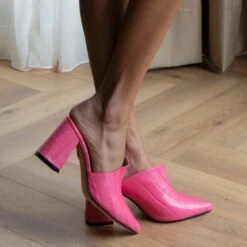 DENISE 80 - Rosa Regina Romero Zapato Zapatilla Tacon Alto Para Dama En Piel 13 DENISE 80 - Rosa Regina Romero Zapato Zapatilla Tacon Alto Para Dama En Piel -Reginaromero Regina Romero zapatilla mule Denisse croco rosa piel 7 01a8434f efe4 4aff bef8 900f4855d7b6