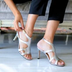 MILA 85 - Plata Regina Romero Zapato Sandalia Zapatilla Tacon Alto Para Dama En Piel 14 MILA 85 - Plata Regina Romero Zapato Sandalia Zapatilla Tacon Alto Para Dama En Piel -Reginaromero Regina Romero zapatilla sandalia Mila plata piel 09