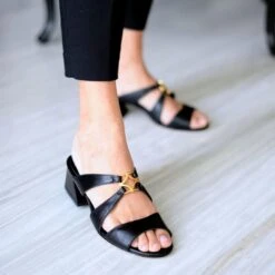 VINCI 50 - Negro Regina Romero Zapato Sandalia Zapatilla Tacon Bajo Para Dama En Piel 12 VINCI 50 - Negro Regina Romero Zapato Sandalia Zapatilla Tacon Bajo Para Dama En Piel -Reginaromero Regina Romero zapatilla sandalia Vinci negro piel 10