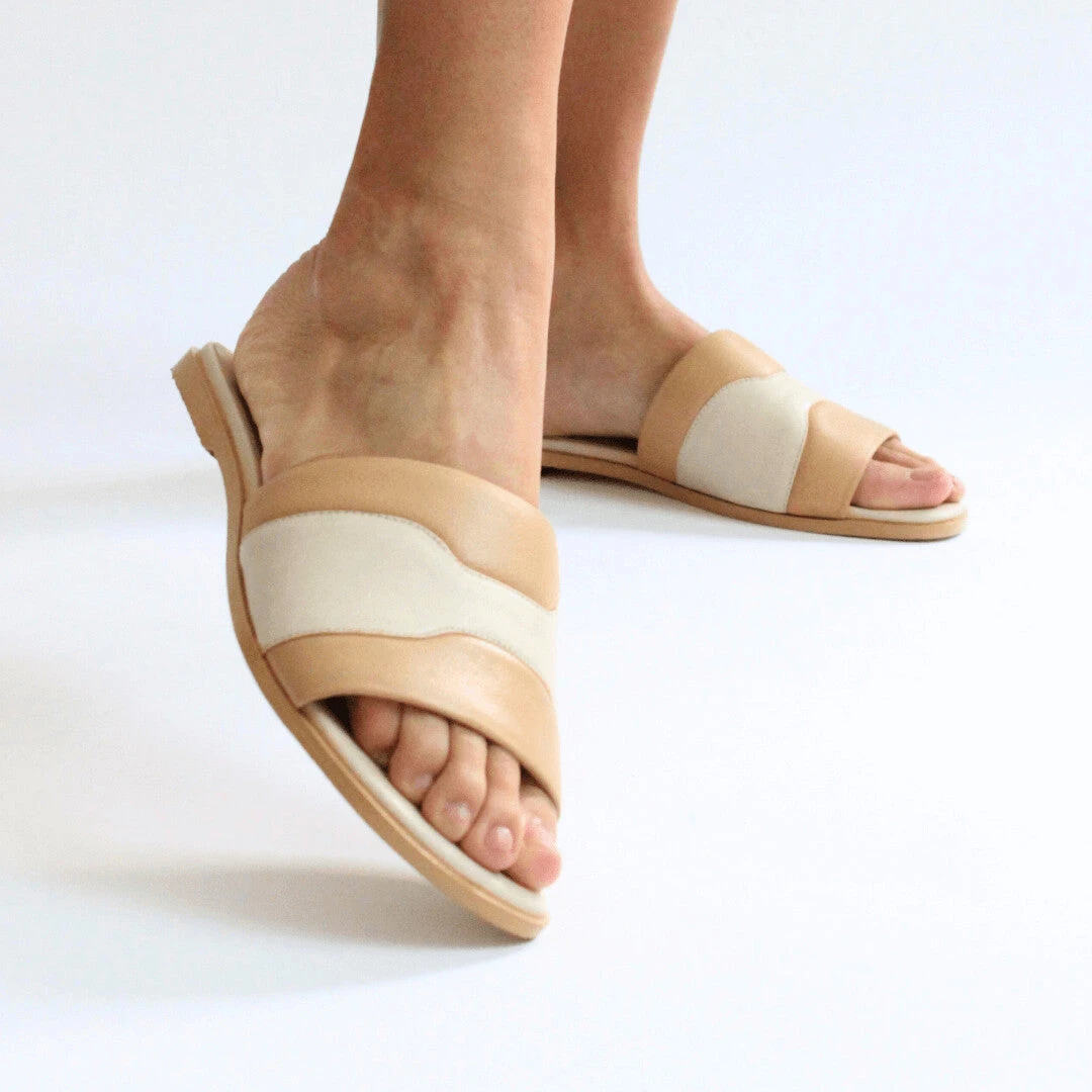 COCO - Vainilla Y Latte Regina Romero Zapato Sandalia De Piso Para Dama En Piel 5 COCO - Vainilla Y Latte Regina Romero Zapato Sandalia De Piso Para Dama En Piel - Imagen 3