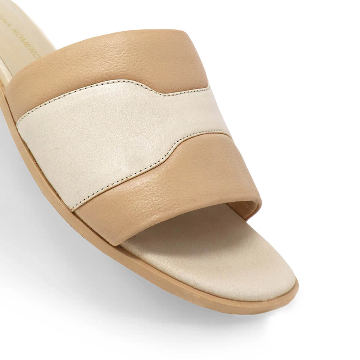 COCO - Vainilla Y Latte Regina Romero Zapato Sandalia De Piso Para Dama En Piel 11 COCO - Vainilla Y Latte Regina Romero Zapato Sandalia De Piso Para Dama En Piel - Imagen 9