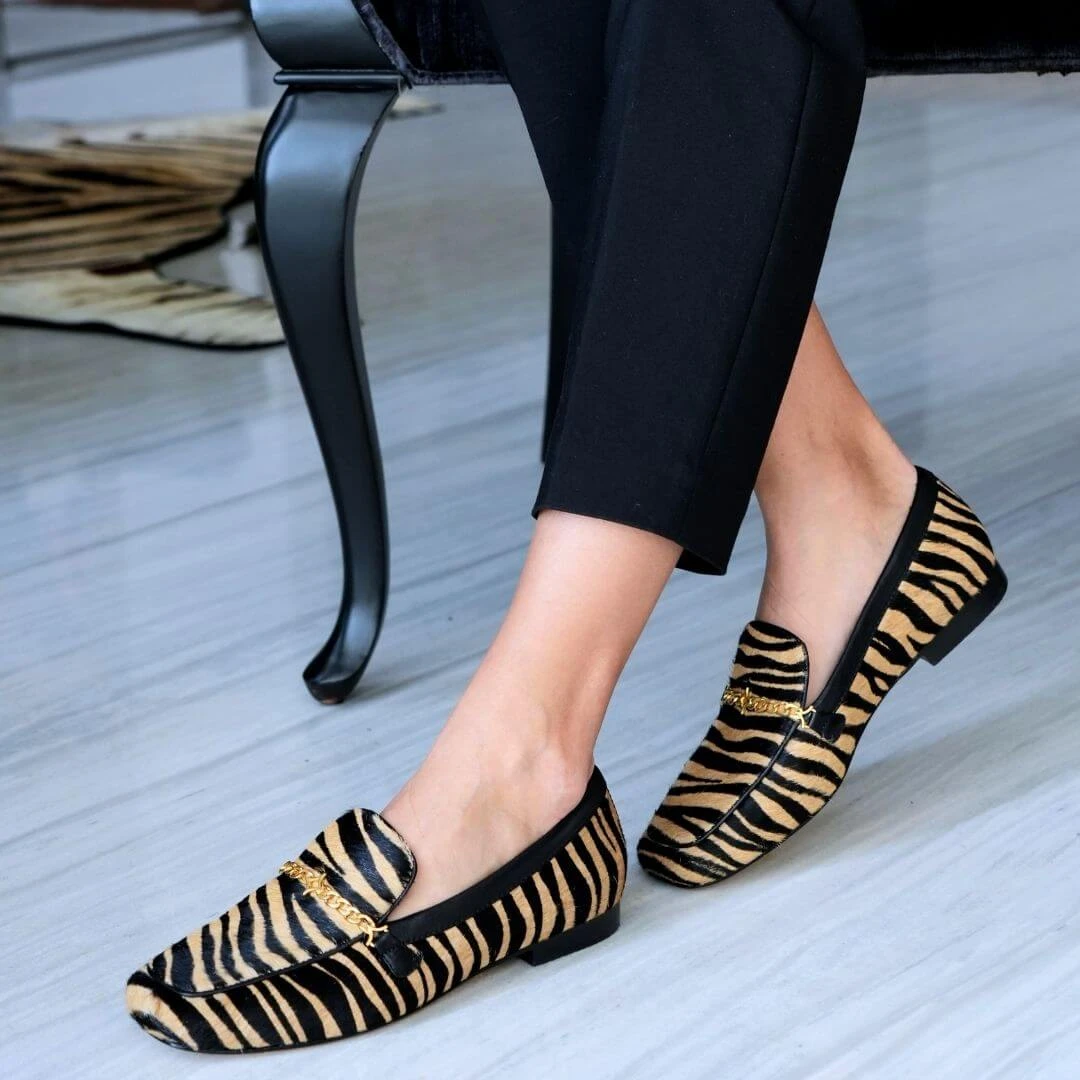 BETTY - Negro Y Beige Regina Romero Zapato Mocasin De Piso Para Dama En Piel 4 BETTY - Negro Y Beige Regina Romero Zapato Mocasin De Piso Para Dama En Piel - Imagen 2