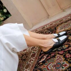 SAMMY - Negro Y Blanco Regina Romero Zapato Flat Mule De Piso Para Dama En Piel 12 SAMMY - Negro Y Blanco Regina Romero Zapato Flat Mule De Piso Para Dama En Piel -Reginaromero Regina Romero zapato mocasin mule Sammy blanco negro piel 08