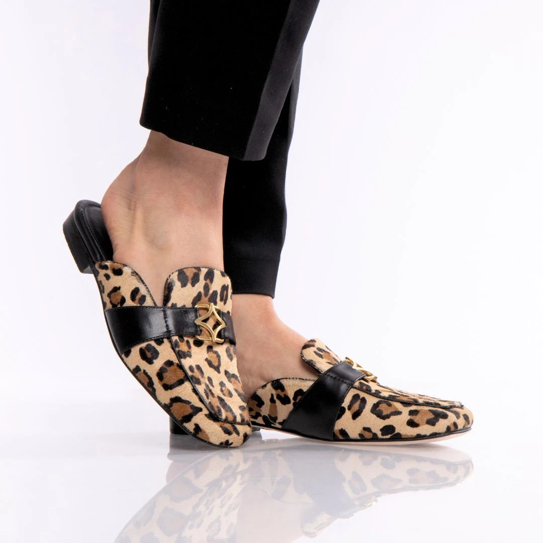 SAMMY - Beige Print Regina Romero Zapato Flat Mule De Piso Para Dama En Piel 4 SAMMY - Beige Print Regina Romero Zapato Flat Mule De Piso Para Dama En Piel - Imagen 2