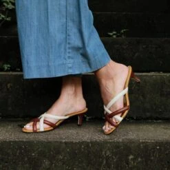 ALDA 60 - Mostaza Y Cafe Regina Romero Zapato Sandalia Zapatilla Tacon Bajo Para Dama En Piel 13 ALDA 60 - Mostaza Y Cafe Regina Romero Zapato Sandalia Zapatilla Tacon Bajo Para Dama En Piel -Reginaromero Regina Romero zapato sandalia zapatilla tacon bajo Alda 60 mostaza cafe piel 10