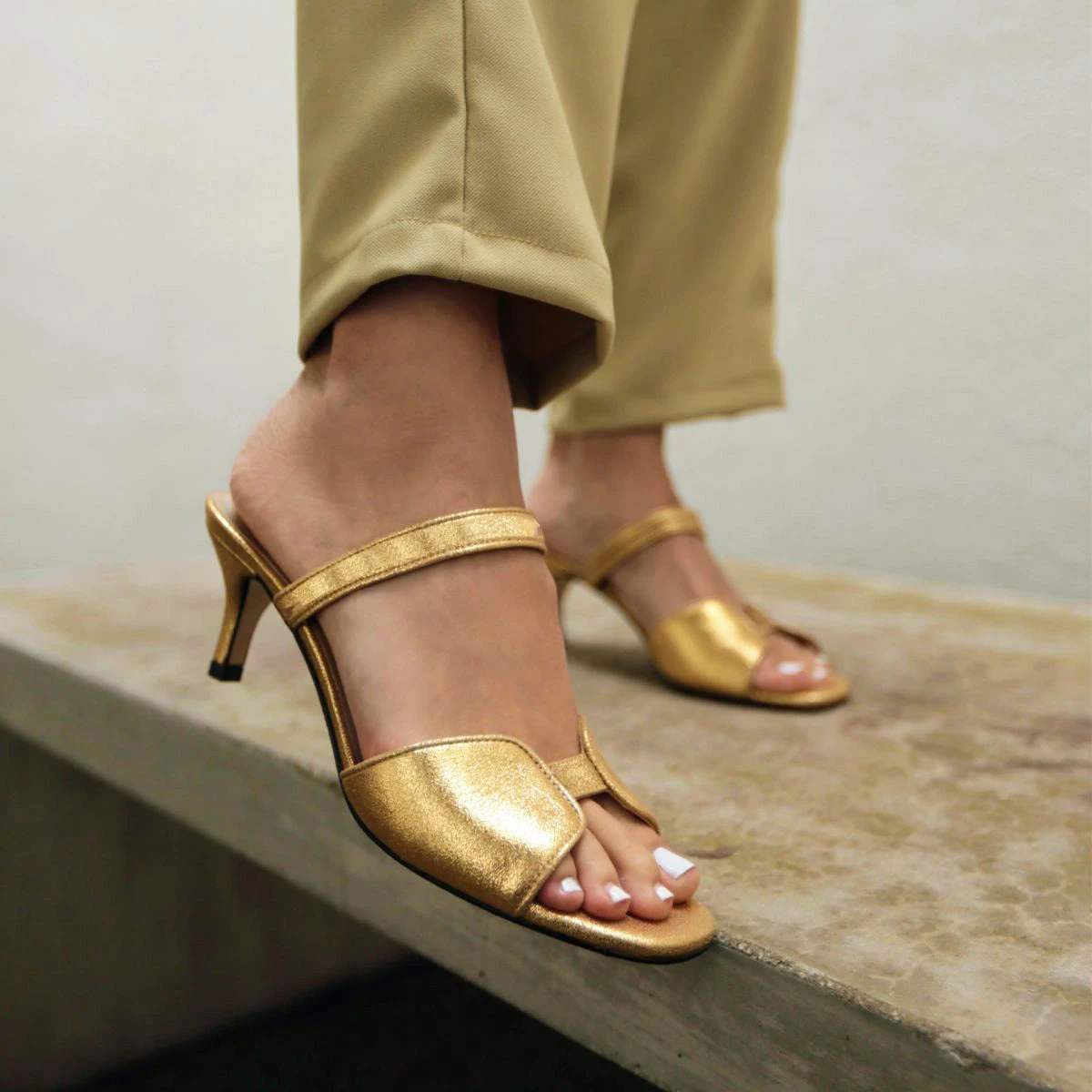 VEGA 60 - Oro Regina Romero Zapato Sandalia Zapatilla Tacon Bajo Para Dama En Piel 4 VEGA 60 - Oro Regina Romero Zapato Sandalia Zapatilla Tacon Bajo Para Dama En Piel - Imagen 2