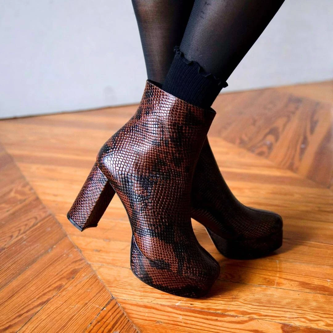 ELSY 95 - Cafe Regina Romero Zapato Bota Botin Plataforma Tacon Alto Para Dama En Piel 4 ELSY 95 - Cafe Regina Romero Zapato Bota Botin Plataforma Tacon Alto Para Dama En Piel - Imagen 2