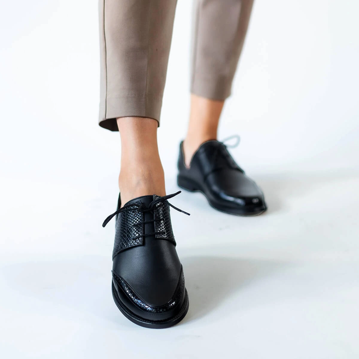 CHARLOTTE - Negro Regina Romero Zapato Bostoniano De Piso Para Dama En Piel 4 CHARLOTTE - Negro Regina Romero Zapato Bostoniano De Piso Para Dama En Piel - Imagen 2