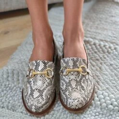 JUDY - Beige Regina Romero Zapato Mocasin De Piso Para Dama En Piel 12 JUDY - Beige Regina Romero Zapato Mocasin De Piso Para Dama En Piel -Reginaromero mocasines judy beige regina romero lifestyle 3