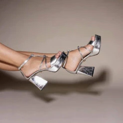 CALIPSO 95 - Plata Regina Romero Zapato Sandalia Plataforma Tacon Alto Para Dama En Piel 14 CALIPSO 95 - Plata Regina Romero Zapato Sandalia Plataforma Tacon Alto Para Dama En Piel -Reginaromero sandalias plataforma calipso plata regina romero lifestyle 4