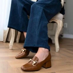 GRETA 40 - Miel Regina Romero Zapato Zapatilla Tacon Bajo Para Dama En Piel -Reginaromero zapatillas greta cafe regina romero lifestyle 2