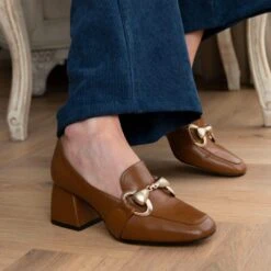 GRETA 40 - Miel Regina Romero Zapato Zapatilla Tacon Bajo Para Dama En Piel -Reginaromero zapatillas greta cafe regina romero lifestyle 3