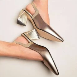 LARA 50 - Seda Y Oro Regina Romero Zapato Zapatilla Tacon Bajo Para Dama En Piel 12 LARA 50 - Seda Y Oro Regina Romero Zapato Zapatilla Tacon Bajo Para Dama En Piel -Reginaromero zapatillas lara dorado regina romero lifestyle 3