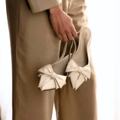 MIMI 50 - Latte Regina Romero Zapato Sandalia Zapatilla Tacon Bajo Para Dama En Piel -Reginaromero zapatillas mimi beige regina romero lifestyle 2