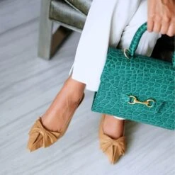 MIMI 50 - Camel Regina Romero Zapato Sandalia Zapatilla Tacon Bajo Para Dama En Piel -Reginaromero zapatillas mimi nude regina romero lifestyle 1