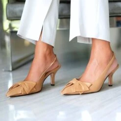 MIMI 50 - Camel Regina Romero Zapato Sandalia Zapatilla Tacon Bajo Para Dama En Piel -Reginaromero zapatillas mimi nude regina romero lifestyle 2