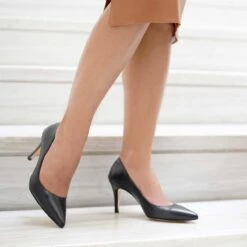 REGINA PUMP 75 - Negro Regina Romero Zapato Zapatilla Tacon Alto Para Dama En Piel -Reginaromero zapatillas pump negro regina romero lifestyle 2