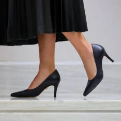 REGINA PUMP 75 - Negro Regina Romero Zapato Zapatilla Tacon Alto Para Dama En Piel -Reginaromero zapatillas pump negro regina romero lifestyle 3