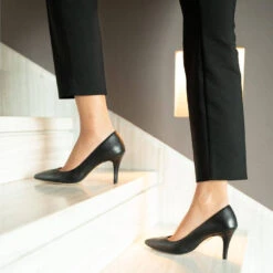 REGINA PUMP 75 - Negro Regina Romero Zapato Zapatilla Tacon Alto Para Dama En Piel -Reginaromero zapatillas pump negro regina romero lifestyle 4