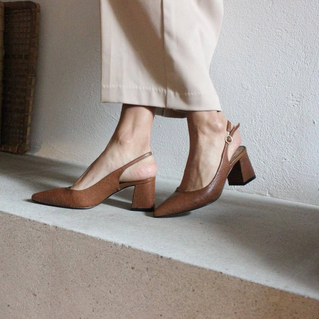 TANIA 50 - Nuez Regina Romero Zapato Zapatilla Tacon Bajo Para Dama En Piel 5 TANIA 50 - Nuez Regina Romero Zapato Zapatilla Tacon Bajo Para Dama En Piel - Imagen 3