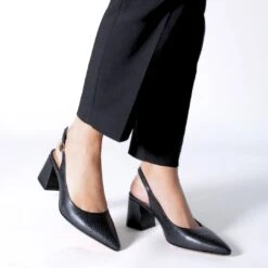 TANIA 50 - Lizard Negro Regina Romero Zapato Zapatilla Tacon Bajo Para Dama En Piel 14 TANIA 50 - Lizard Negro Regina Romero Zapato Zapatilla Tacon Bajo Para Dama En Piel -Reginaromero zapatillas tania negro regina romero lifestyle 3